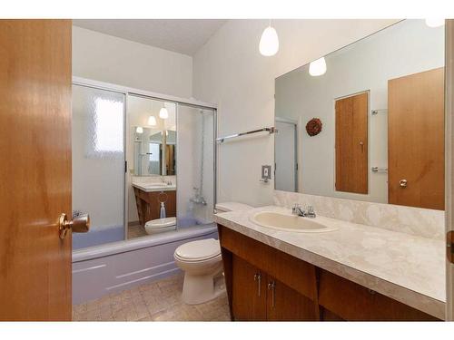 5748 Lodge Crescent Sw, Calgary, AB - Indoor Photo Showing Bathroom