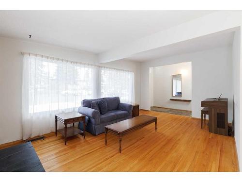 5748 Lodge Crescent Sw, Calgary, AB - Indoor Photo Showing Living Room