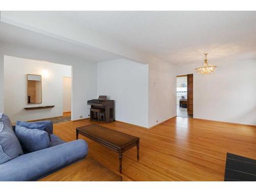 5748 Lodge Crescent Sw, Calgary, AB - Indoor Photo Showing Living Room