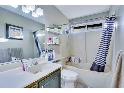 3211 39 Street Se, Calgary, AB - Indoor Photo Showing Bathroom