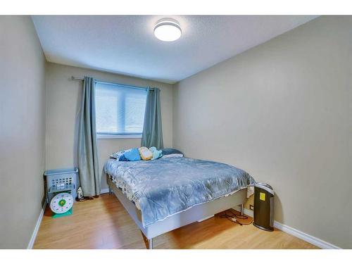 3211 39 Street Se, Calgary, AB - Indoor Photo Showing Bedroom