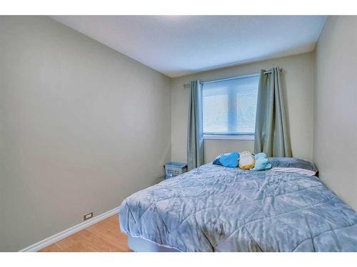 3211 39 Street Se, Calgary, AB - Indoor Photo Showing Bedroom