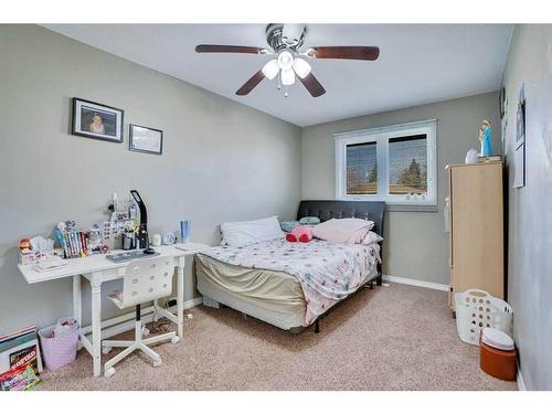 3211 39 Street Se, Calgary, AB - Indoor Photo Showing Bedroom