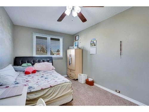 3211 39 Street Se, Calgary, AB - Indoor Photo Showing Bedroom