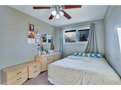 3211 39 Street Se, Calgary, AB - Indoor Photo Showing Bedroom