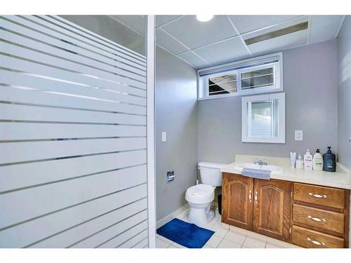 3211 39 Street Se, Calgary, AB - Indoor Photo Showing Bathroom