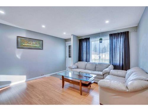 3211 39 Street Se, Calgary, AB - Indoor Photo Showing Living Room