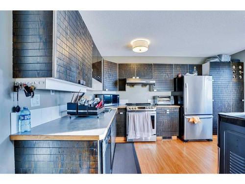 3211 39 Street Se, Calgary, AB - Indoor Photo Showing Kitchen