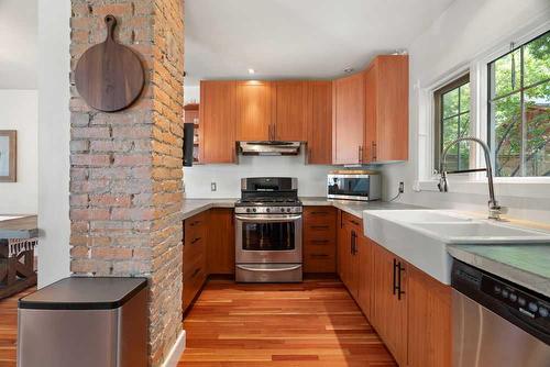 1049 Maggie Street Se, Calgary, AB - Indoor Photo Showing Kitchen