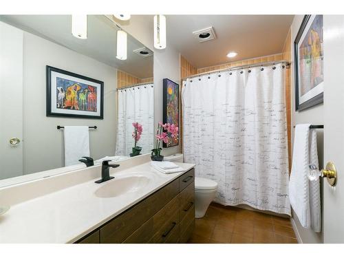 16-35 Oakmount Court Sw, Calgary, AB - Indoor Photo Showing Bathroom