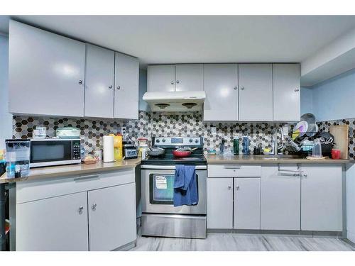 2490 Catalina Boulevard Ne, Calgary, AB - Indoor Photo Showing Kitchen