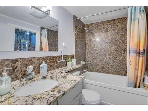 2490 Catalina Boulevard Ne, Calgary, AB - Indoor Photo Showing Bathroom