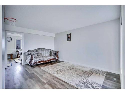 2490 Catalina Boulevard Ne, Calgary, AB - Indoor Photo Showing Bedroom