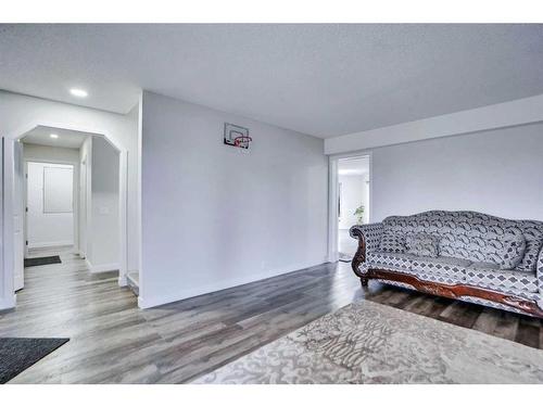 2490 Catalina Boulevard Ne, Calgary, AB - Indoor Photo Showing Bedroom