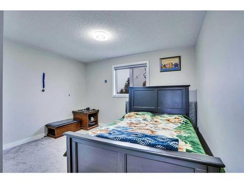 2490 Catalina Boulevard Ne, Calgary, AB - Indoor Photo Showing Bedroom