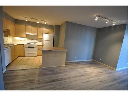 503-650 10 Street Sw, Calgary, AB - Indoor Photo Showing Kitchen