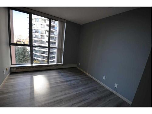 503-650 10 Street Sw, Calgary, AB - Indoor Photo Showing Other Room