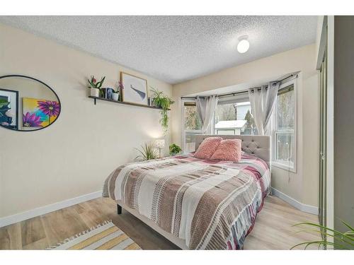 63 Macewan Glen Road Nw, Calgary, AB - Indoor Photo Showing Bedroom