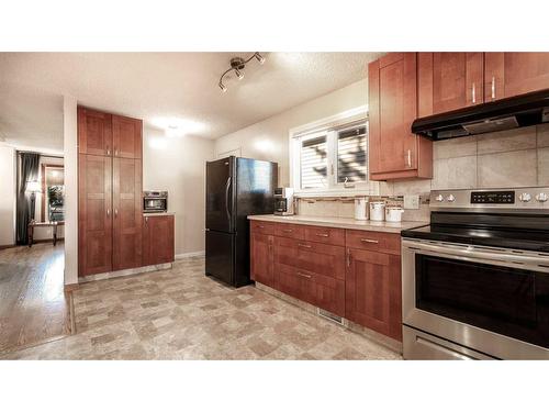 16 Abbercove Drive Se, Calgary, AB - Indoor Photo Showing Kitchen