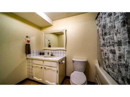 16 Abbercove Drive Se, Calgary, AB - Indoor Photo Showing Bathroom