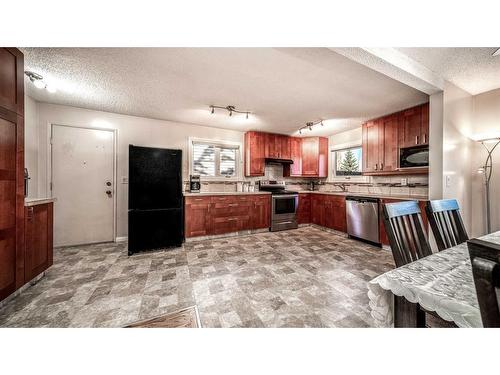 16 Abbercove Drive Se, Calgary, AB - Indoor Photo Showing Kitchen