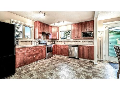 16 Abbercove Drive Se, Calgary, AB - Indoor Photo Showing Kitchen