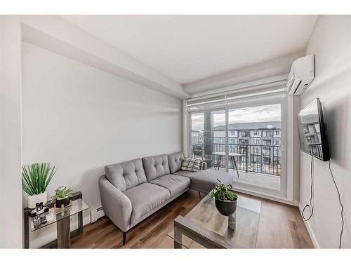 5407-200 Seton Circle Se, Calgary, AB - Indoor Photo Showing Living Room