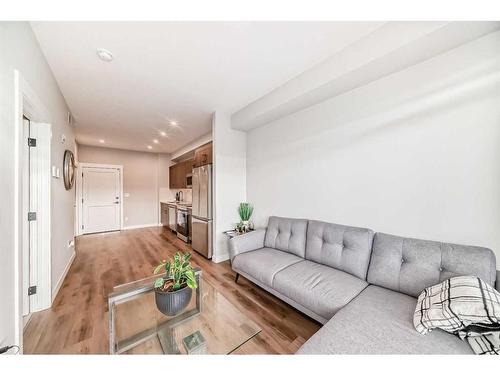 5407-200 Seton Circle Se, Calgary, AB - Indoor Photo Showing Living Room