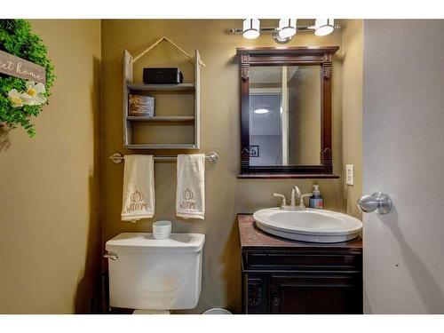 22 Hunters Gate, Okotoks, AB - Indoor Photo Showing Bathroom