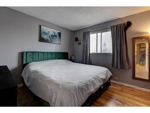 22 Hunters Gate, Okotoks, AB - Indoor Photo Showing Bedroom