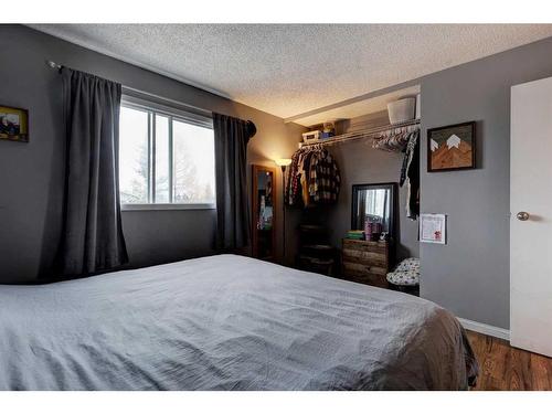 22 Hunters Gate, Okotoks, AB - Indoor Photo Showing Bedroom