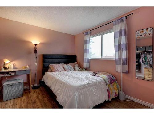 22 Hunters Gate, Okotoks, AB - Indoor Photo Showing Bedroom