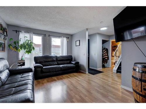 22 Hunters Gate, Okotoks, AB - Indoor Photo Showing Living Room