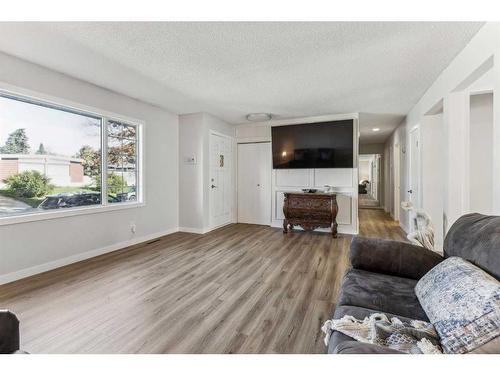 535 Markerville Road Ne, Calgary, AB - Indoor Photo Showing Living Room