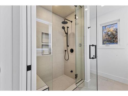 80 Clarendon Road Nw, Calgary, AB - Indoor Photo Showing Bathroom