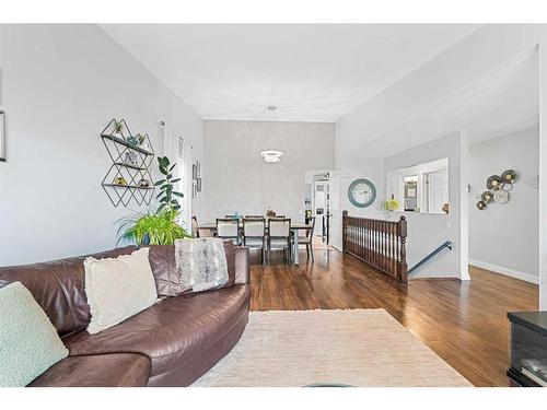 280 Woodbine Boulevard Sw, Calgary, AB - Indoor Photo Showing Living Room