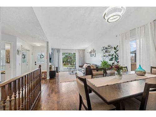 280 Woodbine Boulevard Sw, Calgary, AB - Indoor Photo Showing Dining Room