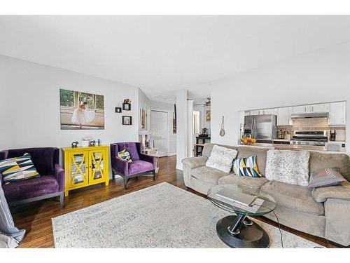 280 Woodbine Boulevard Sw, Calgary, AB - Indoor Photo Showing Living Room