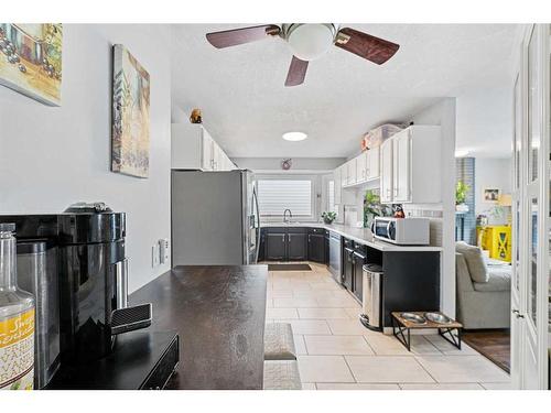 280 Woodbine Boulevard Sw, Calgary, AB - Indoor Photo Showing Kitchen