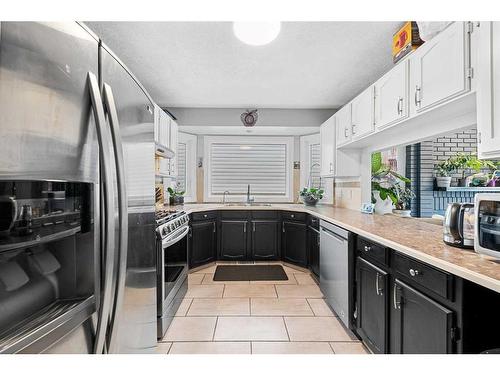 280 Woodbine Boulevard Sw, Calgary, AB - Indoor Photo Showing Kitchen