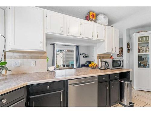 280 Woodbine Boulevard Sw, Calgary, AB - Indoor Photo Showing Kitchen