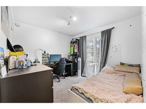 280 Woodbine Boulevard Sw, Calgary, AB - Indoor Photo Showing Bedroom