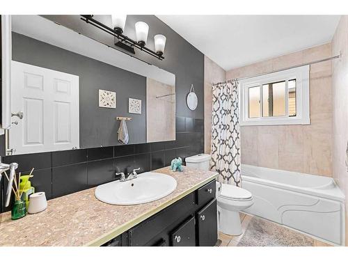 280 Woodbine Boulevard Sw, Calgary, AB - Indoor Photo Showing Bathroom