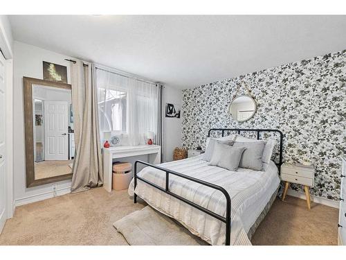 280 Woodbine Boulevard Sw, Calgary, AB - Indoor Photo Showing Bedroom