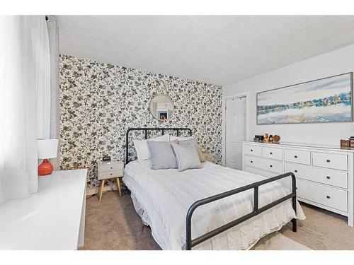 280 Woodbine Boulevard Sw, Calgary, AB - Indoor Photo Showing Bedroom