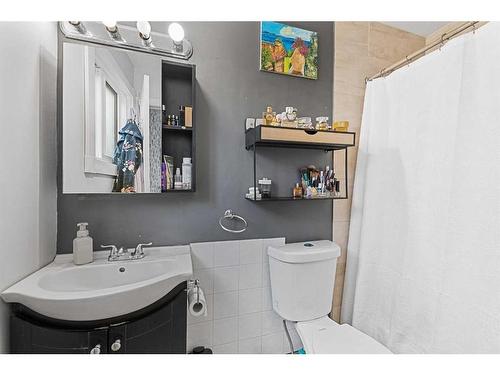 280 Woodbine Boulevard Sw, Calgary, AB - Indoor Photo Showing Bathroom