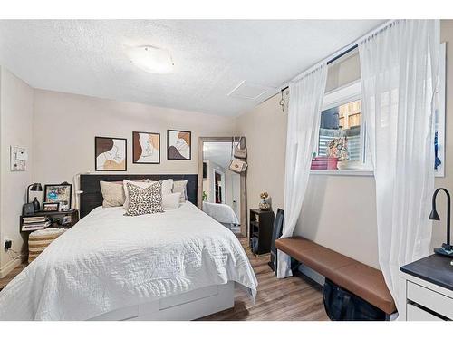 280 Woodbine Boulevard Sw, Calgary, AB - Indoor Photo Showing Bedroom