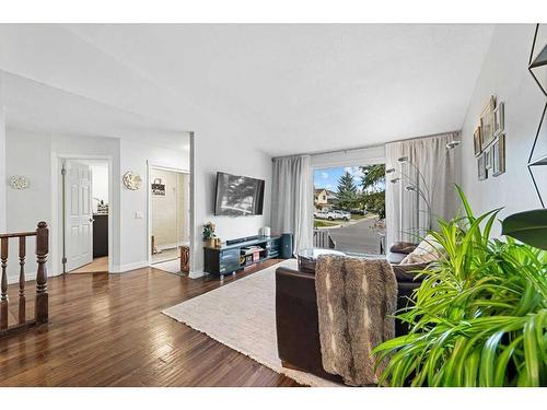 280 Woodbine Boulevard Sw, Calgary, AB - Indoor Photo Showing Living Room