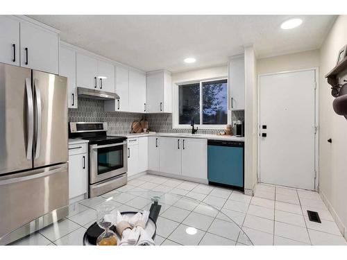 47 Fonda Green Se, Calgary, AB - Indoor Photo Showing Kitchen