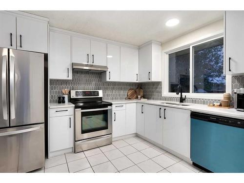 47 Fonda Green Se, Calgary, AB - Indoor Photo Showing Kitchen